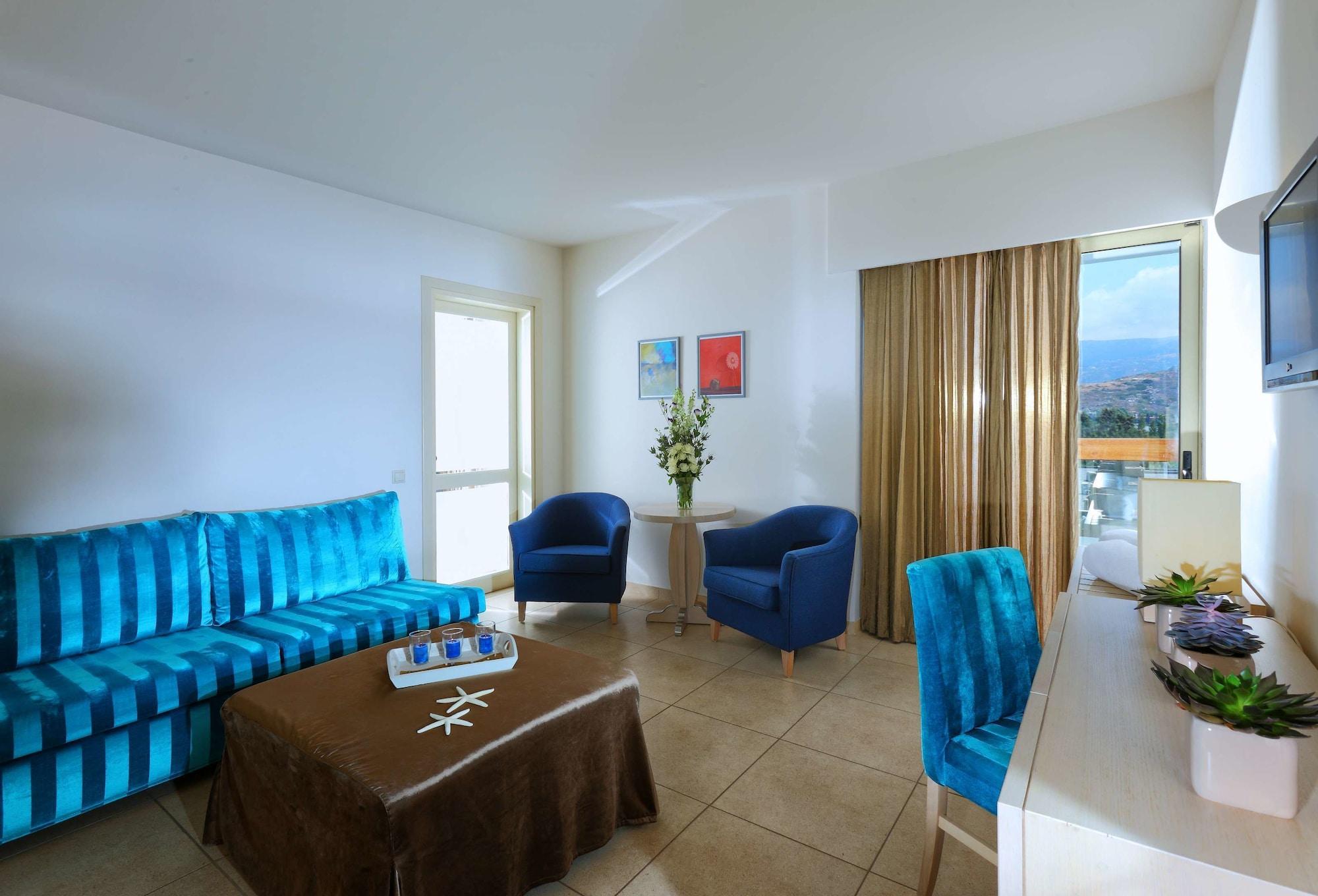 Sitia Beach City Resort & Spa Kültér fotó A living room
