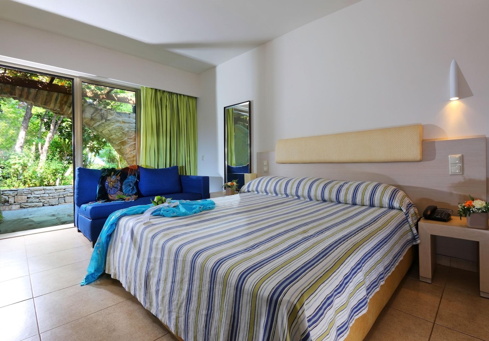 Sitia Beach City Resort & Spa Kültér fotó A room at the hotel