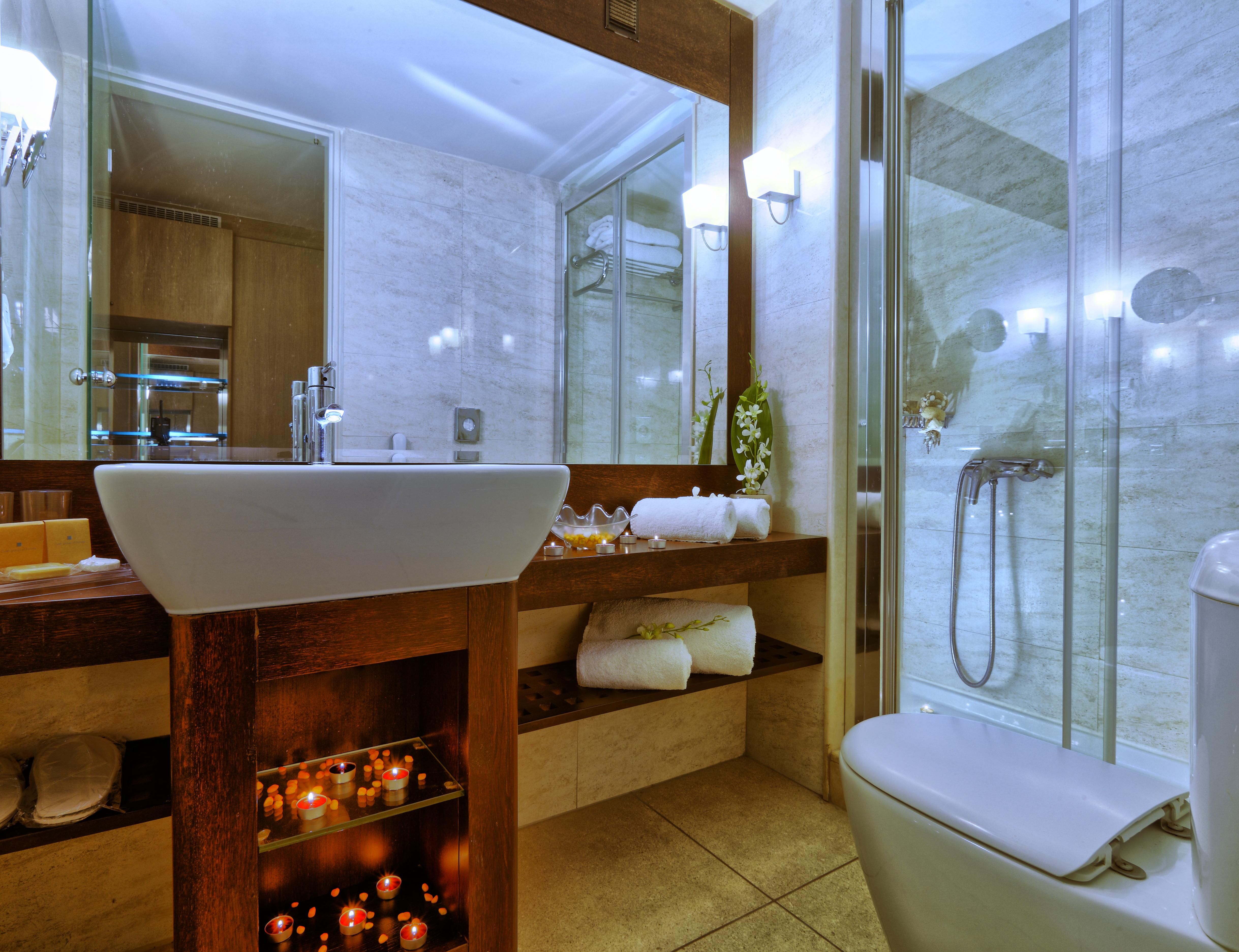 Sitia Beach City Resort & Spa Kültér fotó A modern bathroom