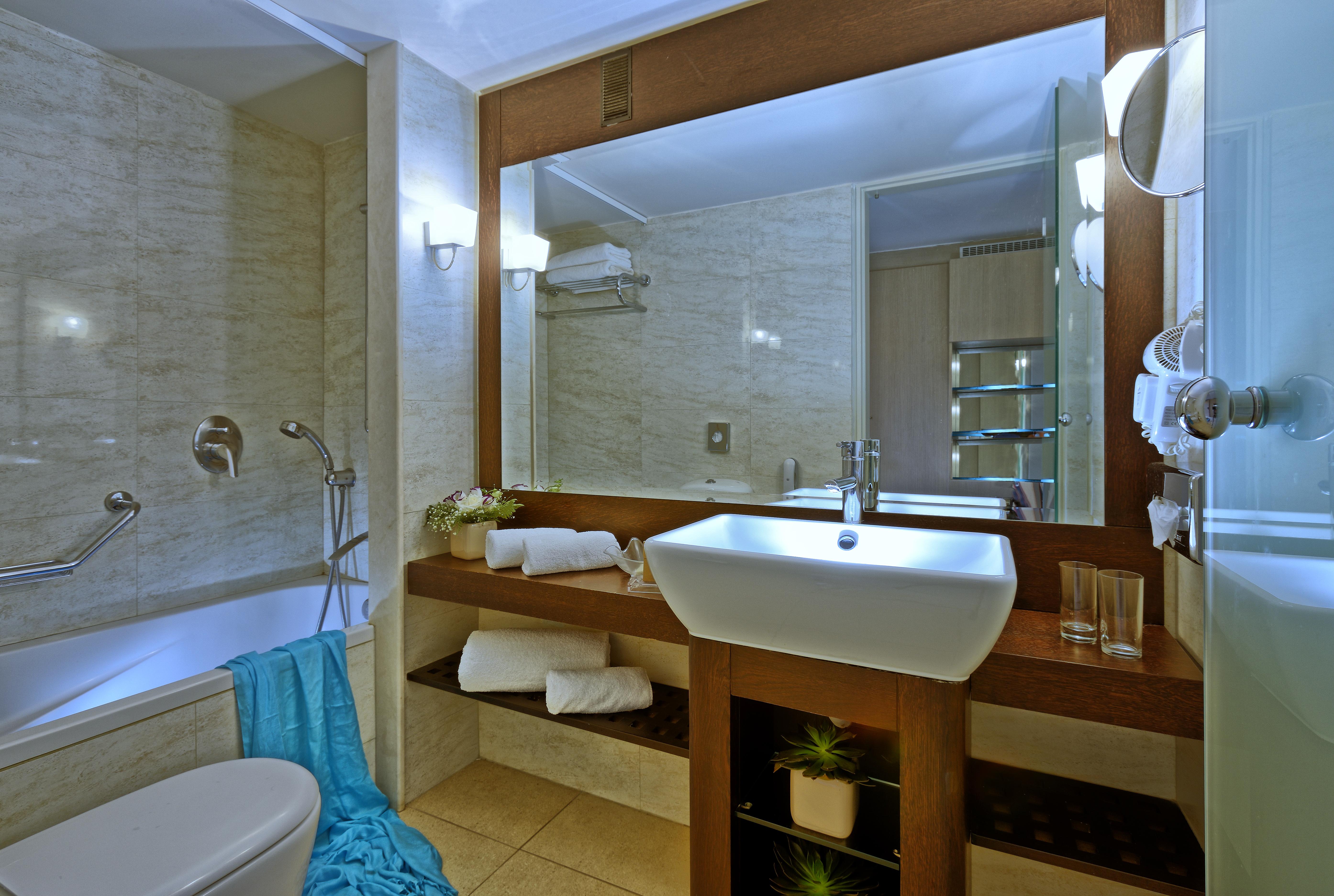 Sitia Beach City Resort & Spa Kültér fotó Bathroom