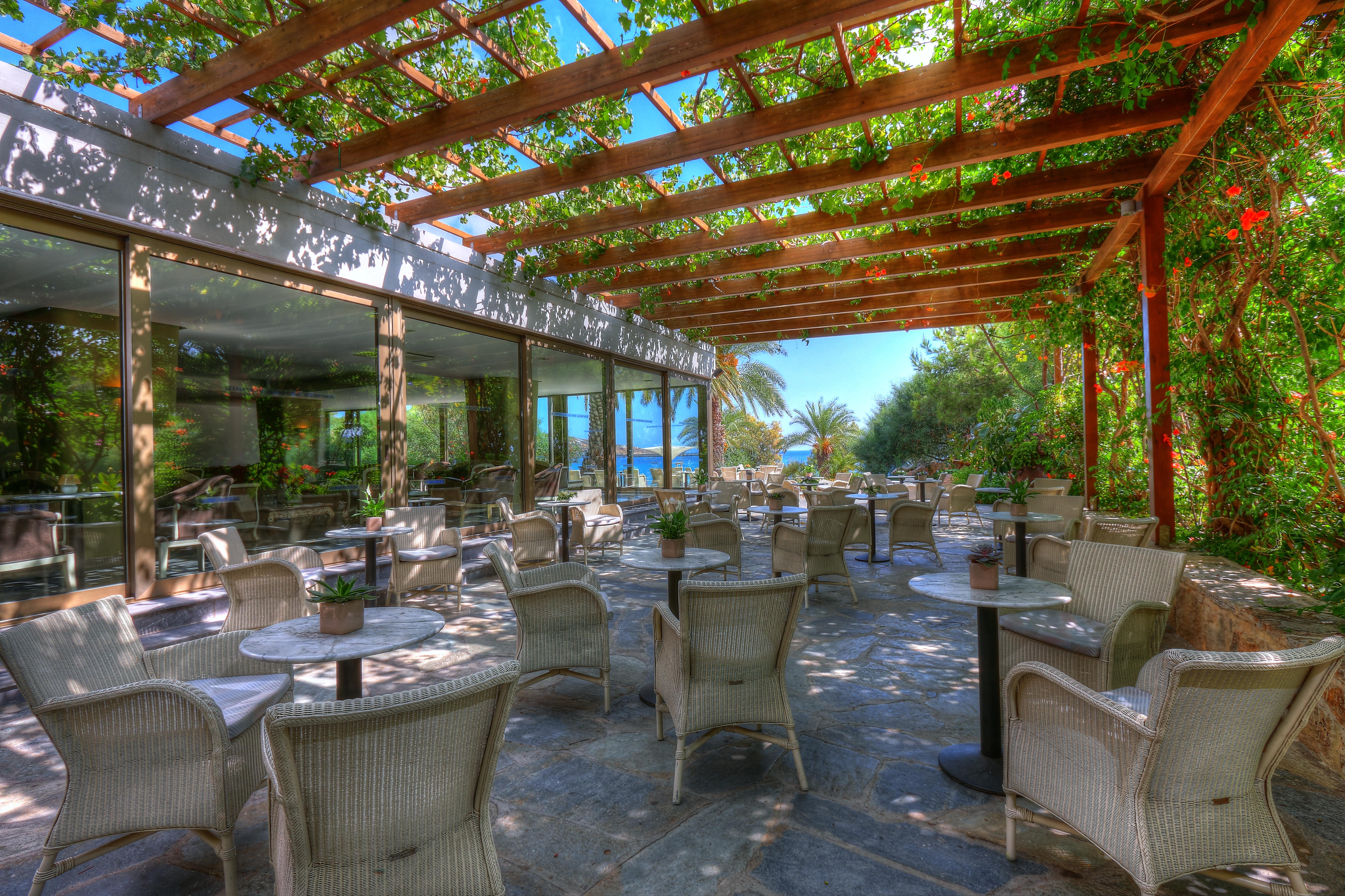Sitia Beach City Resort & Spa Kültér fotó Pergola at the restaurant