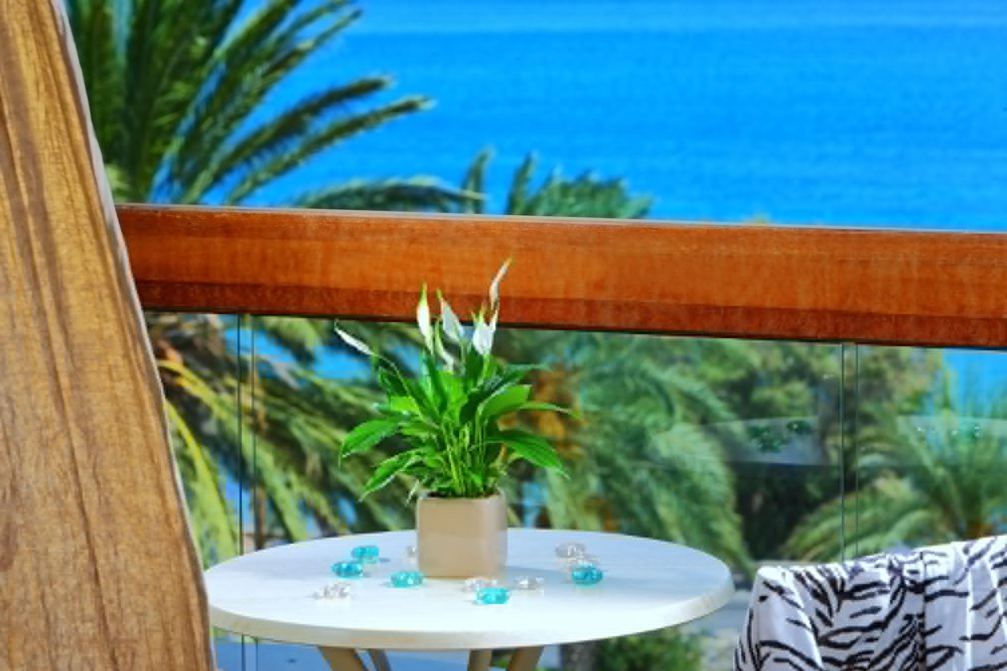 Sitia Beach City Resort & Spa Kültér fotó Spathiphyllum on a balcony