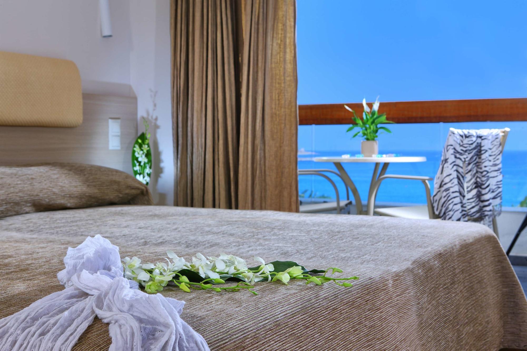 Sitia Beach City Resort & Spa Kültér fotó A bedroom at the hotel