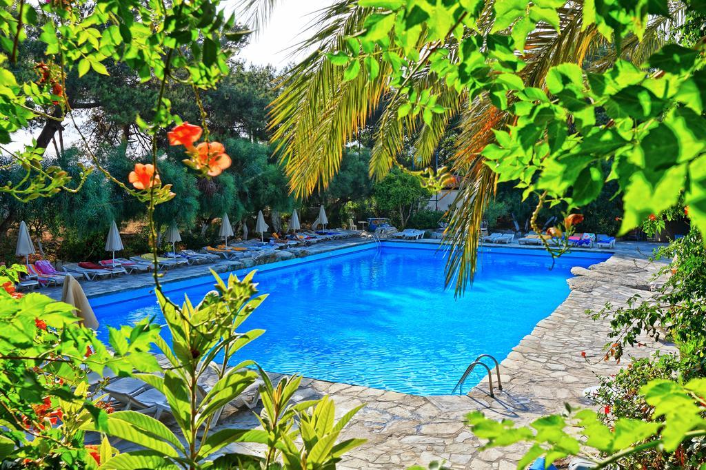 Sitia Beach City Resort & Spa Kültér fotó A swimming pool