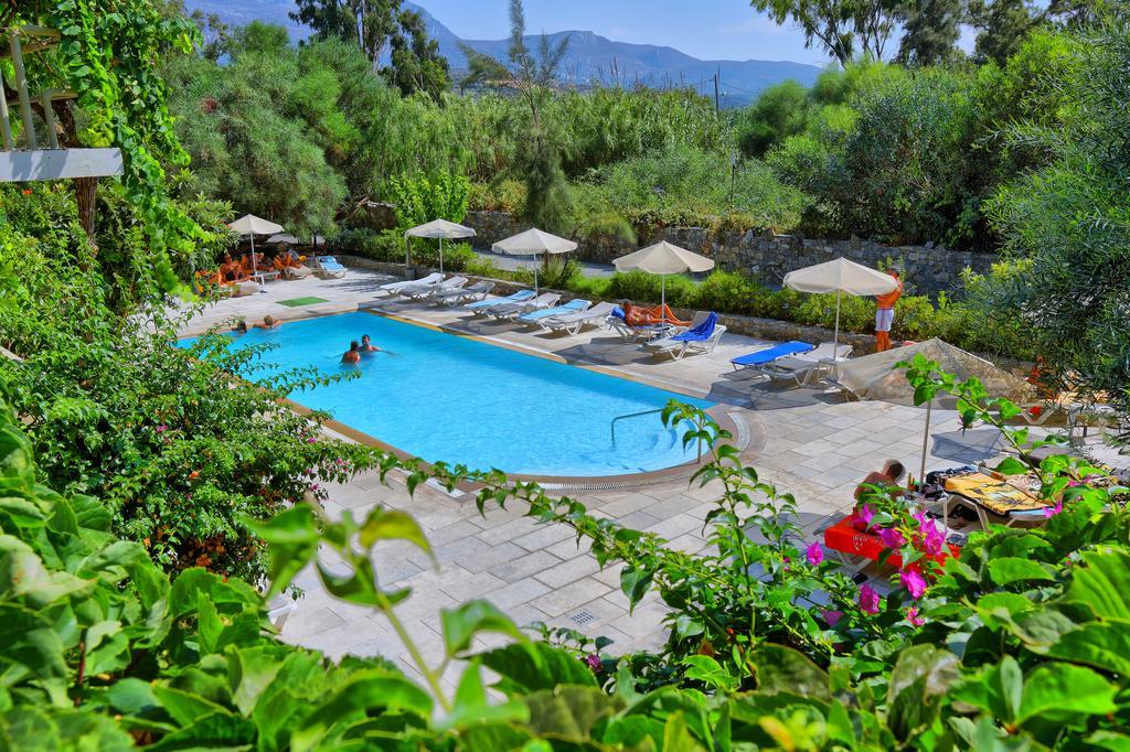 Sitia Beach City Resort & Spa Kültér fotó The swimming pool at the hotel