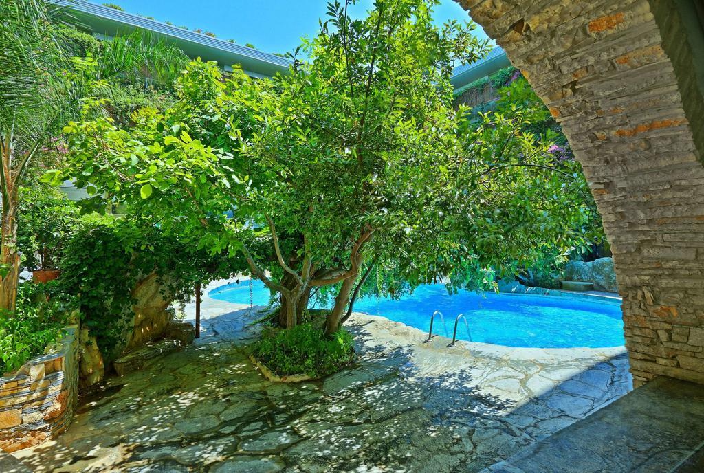 Sitia Beach City Resort & Spa Kültér fotó The swimming pool at the hotel