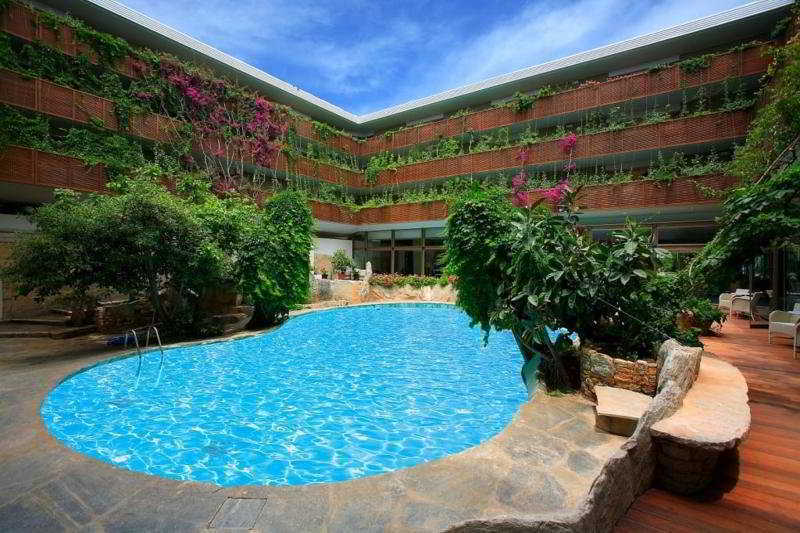Sitia Beach City Resort & Spa Kültér fotó The swimming pool at the hotel