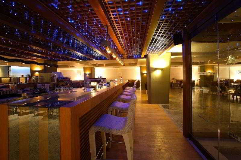 Sitia Beach City Resort & Spa Kültér fotó The bar at the Sky Bar