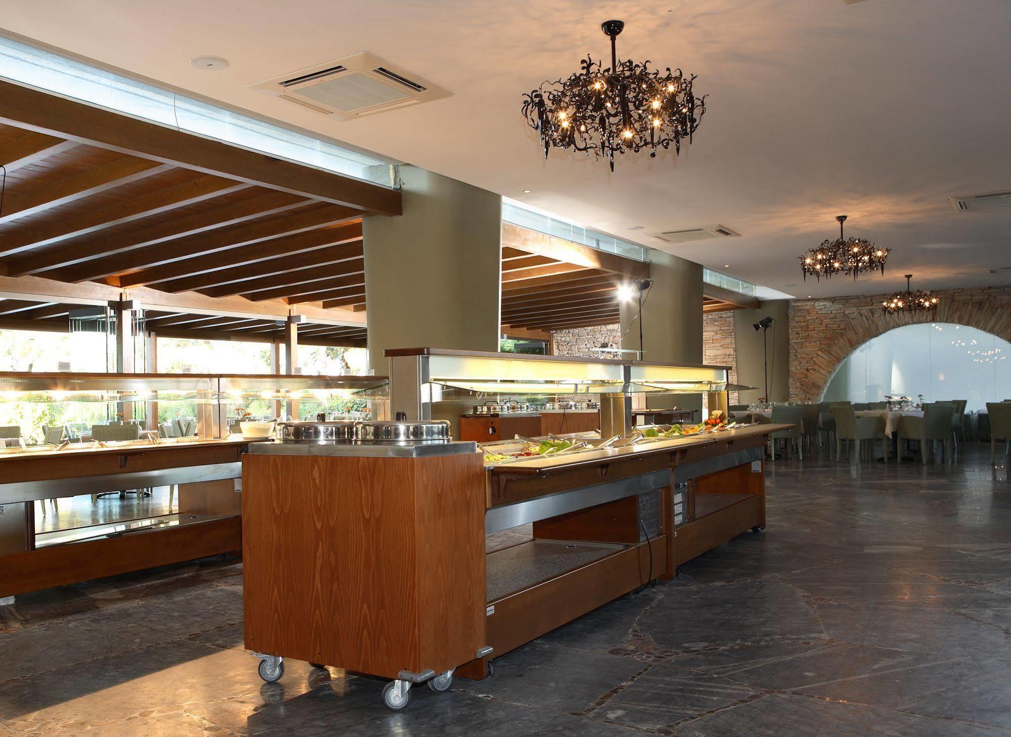 Sitia Beach City Resort & Spa Kültér fotó The buffet at the restaurant
