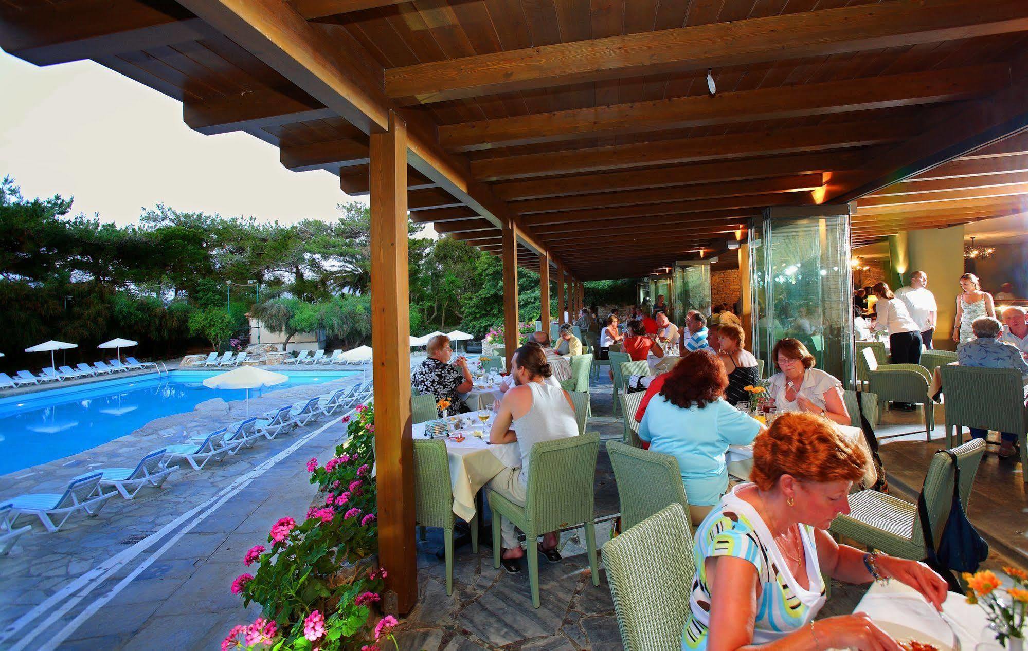 Sitia Beach City Resort & Spa Étterem fotó A restaurant in a hotel